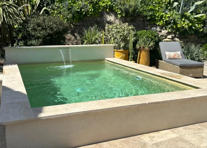 Logement cosy avec piscine ,parking et jardin